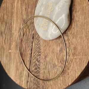 Gold tone greek wire bracelet B3133